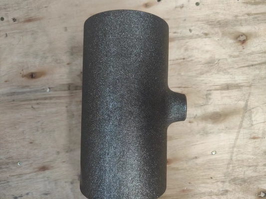 Pièce en t soudée bout à bout d'acier au carbone de Sch5s dans la peinture noire de cas en bois