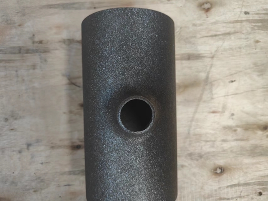 Pièce en t soudée bout à bout d'acier au carbone de Sch5s dans la peinture noire de cas en bois