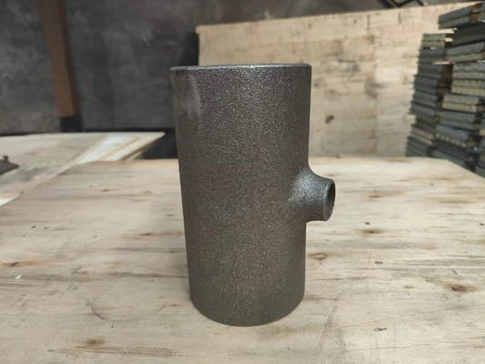 Pièce en t soudée bout à bout d'acier au carbone de Sch5s dans la peinture noire de cas en bois
